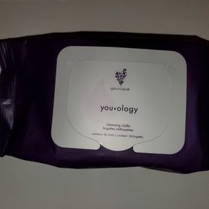 Younique Makeup Remover wipes